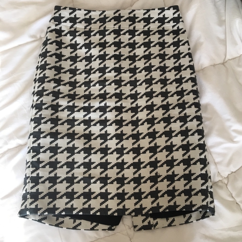 Checkered pencil skirt